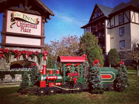 Have The Coziest Christmas Ever At This Twinkly, Sparkly Tennessee Inn