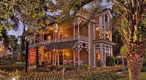 Have The Coziest Christmas Ever At This Twinkly, Sparkly Florida Inn