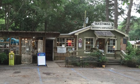 This Rustic Restaurant In Alabama Serves The Tastiest Burgers Around