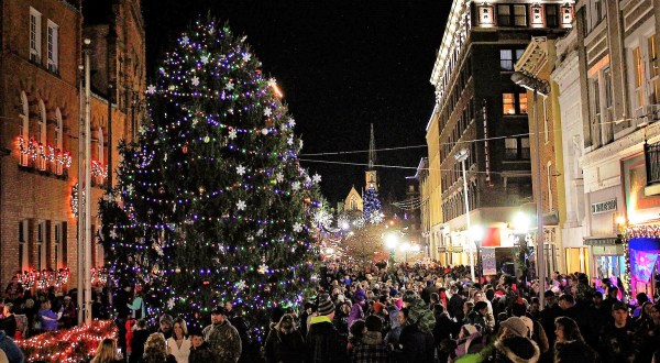 Christmas In These 8 Maryland Towns Looks Like Something From A Hallmark Movie