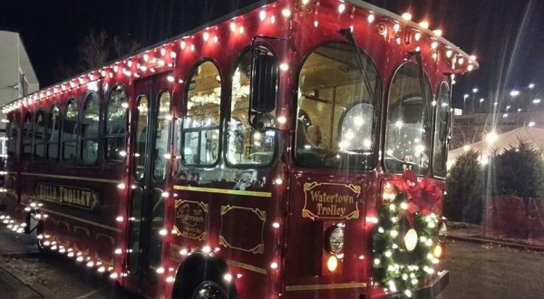 Take This Christmas Trolley Ride In Nashville For An Unforgettable Holiday Outing