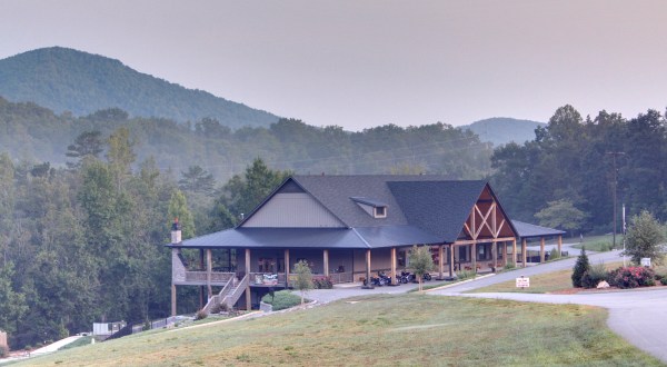 The Clifftop Lodge In Georgia That’s The Perfect Winter Hideaway