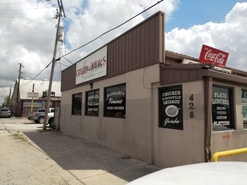 People Drive From All Over For The Po'Boys At This Unassuming Restaurant Near New Orleans