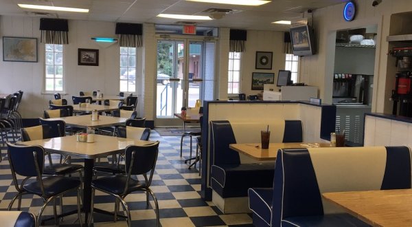 Revisit The Glory Days At This 50s-Themed Restaurant In Mississippi
