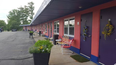 This Quirky Motel Is One Of The Happiest Places To Be In All Of Ohio