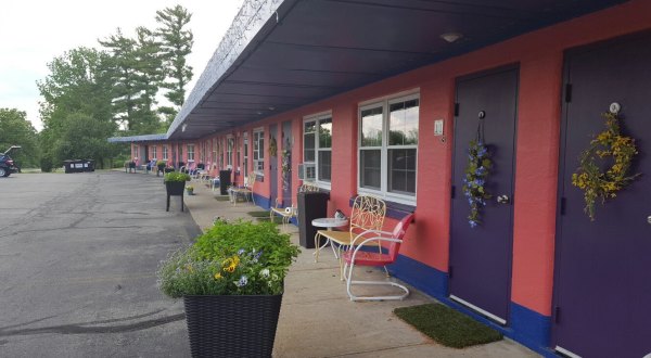 This Quirky Motel Is One Of The Happiest Places To Be In All Of Ohio