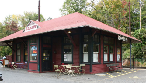 There's A Scrumptious Bakery Hiding Inside This Connecticut Train Station