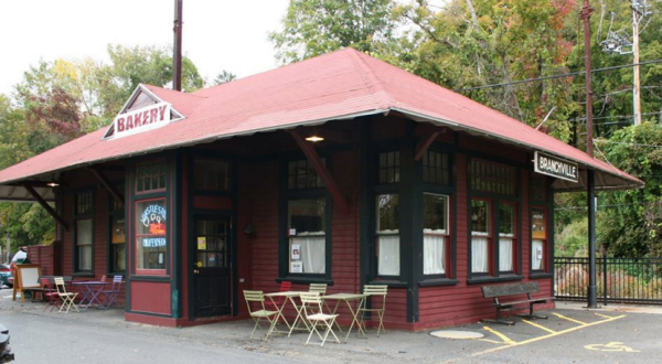 There’s A Scrumptious Bakery Hiding Inside This Connecticut Train Station