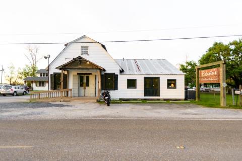 This Humble Restaurant In Louisiana May Be In The Middle Of Nowhere, But Their Food Is Worthy Of A Pilgrimage