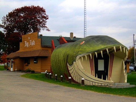 The Fish-Shaped Restaurant In Minnesota That Hints At The Deliciousness Inside