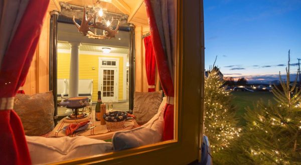 You Can Dine In A Heated Gondola At This Wintery East Coast Resort