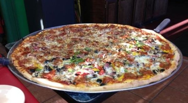 The Delicious Mississippi Restaurant With The Biggest Pizzas We’ve Ever Seen