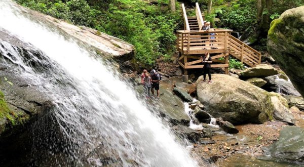 The Short 1-Mile Waterfall Staircase Trail In North Carolina That’s An Absolute Delight
