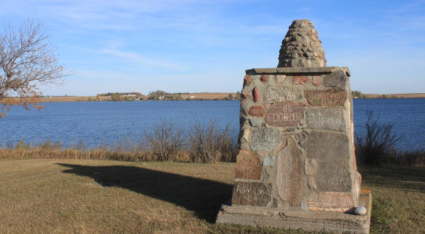 This Lake Monument In North Dakota Is So Hidden You’ll Probably Have It All To Yourself