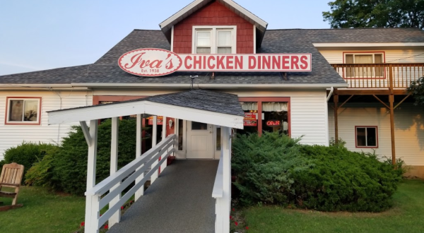 This Old-School Michigan Restaurant Serves Chicken Dinners To Die For