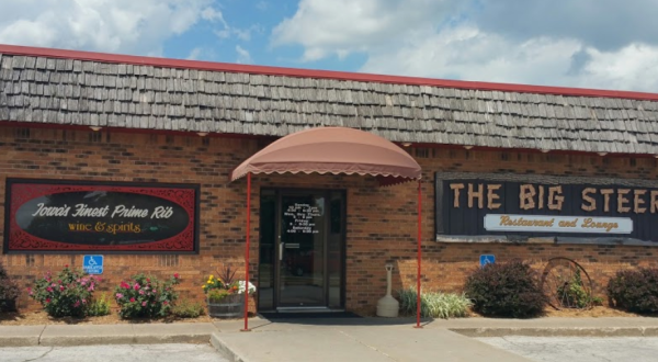 This Tasty Iowa Restaurant Is Home To The Biggest Steak We’ve Ever Seen