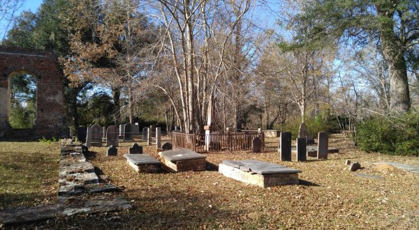 The Above Ground Cemetery In South Carolina That’s Equal Parts Creepy And Fascinating