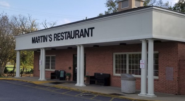 This Old-School Alabama Restaurant Serves Chicken Dinners To Die For