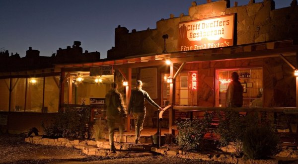 Thousands Of People Visit A Nearly Deserted Town In Arizona To Eat At This One Restaurant