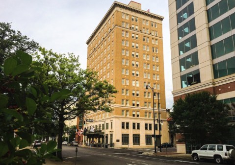 The Oldest Hotel In Alabama Is Also One Of The Most Haunted Places You'll Ever Sleep