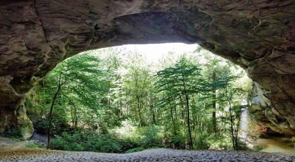 Hike To This Sandy Cave In Virginia For An Out-Of-This World Experience