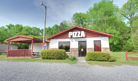 This Alabama Pizza Joint In The Middle Of Nowhere Is One Of The Best In The U.S.