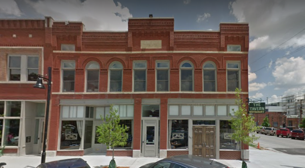 People Go Crazy For The Fried Chicken At This Neighborhood Restaurant In Oklahoma