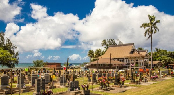 You’ve Probably Never Heard Of This 100-Year-Old Temple Overlooking The Ocean In Hawaii