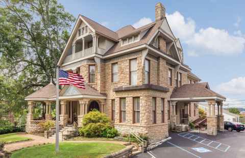 This Grand 1889 Mansion Inn In Tennessee Will Make You Feel Like Royalty