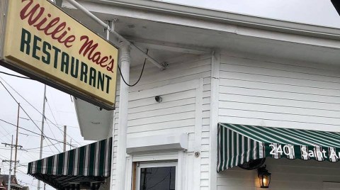 This Old-School Restaurant In New Orleans Serves Chicken Dinners To Die For