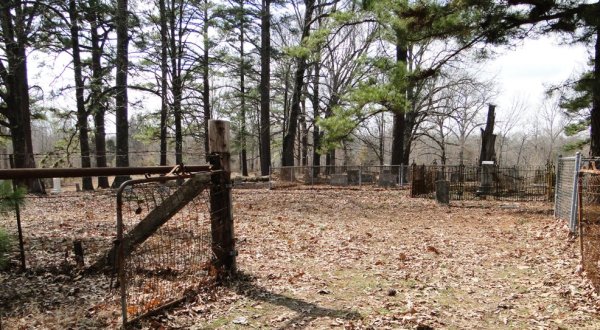 You Won’t Want To Visit This Notorious Mississippi Cemetery Alone Or After Dark