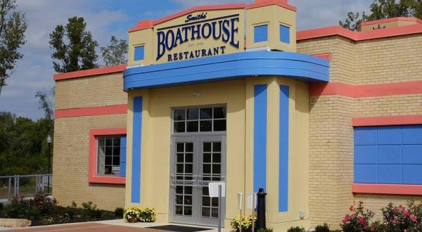 There’s No Other Restaurant In Ohio Quite Like This Boathouse Restaurant