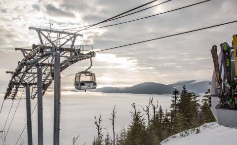 This Breathtaking Winter Gondola Ride In New York Will Take You High Above The Clouds