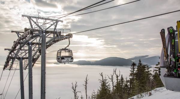 This Breathtaking Winter Gondola Ride In New York Will Take You High Above The Clouds