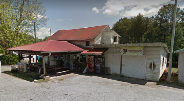 This Ramshackle Country Store Hiding In South Carolina Serves The Best Hot Dogs Around