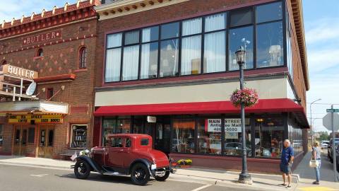You’ll Find Hundreds Of Treasures At This 3-Story Antique Shop In Michigan
