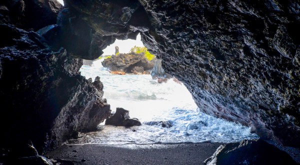 Hike To These Sandy Caves In Hawaii For An Out-Of-This-World Experience