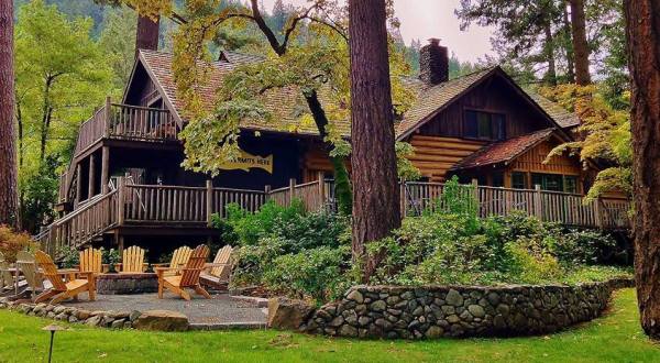 This Oregon Log Cabin Inn Tucked Away In The Mountains Is Just What You Need