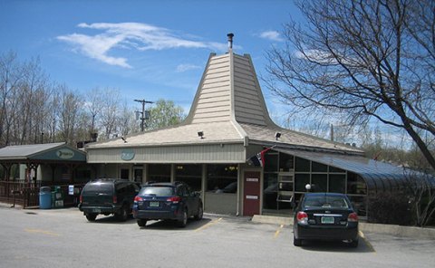 This Old-School Vermont Restaurant Serves Chicken Dinners To Die For