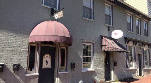 The Charming Restaurant Near Pittsburgh Serves Homemade Meals Just Like Mom Used To Make