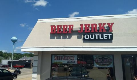 The Beef Jerky Outlet In Illinois Where You’ll Find More Than 100 Tasty Varieties