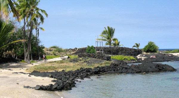 Walk Back In Time Along This 4-Mile Coastal Trail In Hawaii That Leads To Abandoned Ruins