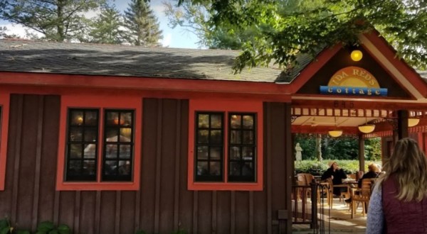 The Cute Cottage Restaurant In Michigan Where You’ll Feel Right At Home