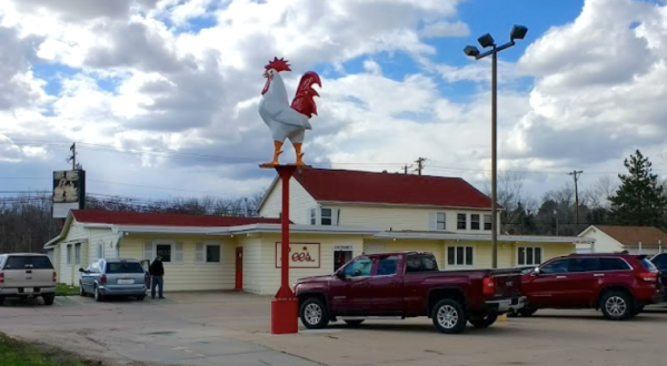 This Old-School Nebraska Restaurant Serves Chicken Dinners To Die For