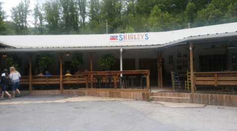 This Tennessee Restaurant Way Out In The Boonies Is A Deliciously Fun Place To Have A Meal
