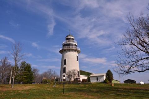 Clevelanders Adore Daytripping To This Gigantic Inland Lighthouse Surrounded By Vineyards