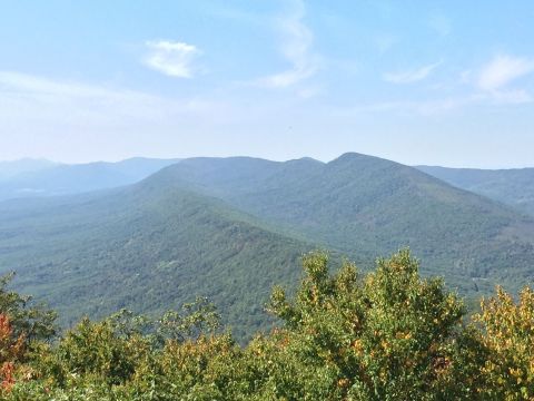 This Gorgeous Virginia Hike Features A Mountaintop Lookout Tower And It's Simply Majestic