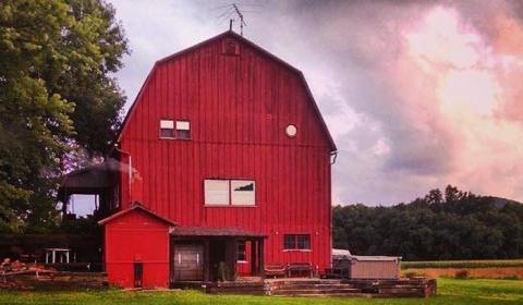You'll Feel A Thousand Miles Away From It All At This Century-Old Barn B&B In Pennsylvania