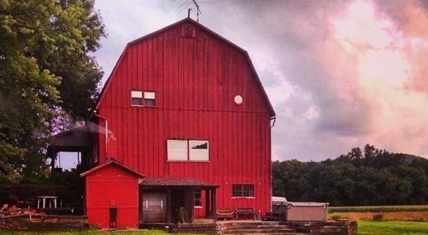You’ll Feel A Thousand Miles Away From It All At This Century-Old Barn B&B In Pennsylvania