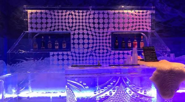 This Beautiful Bar In Arizona Is Made Of Over 20,000 Pounds Of Crystal Clear Ice